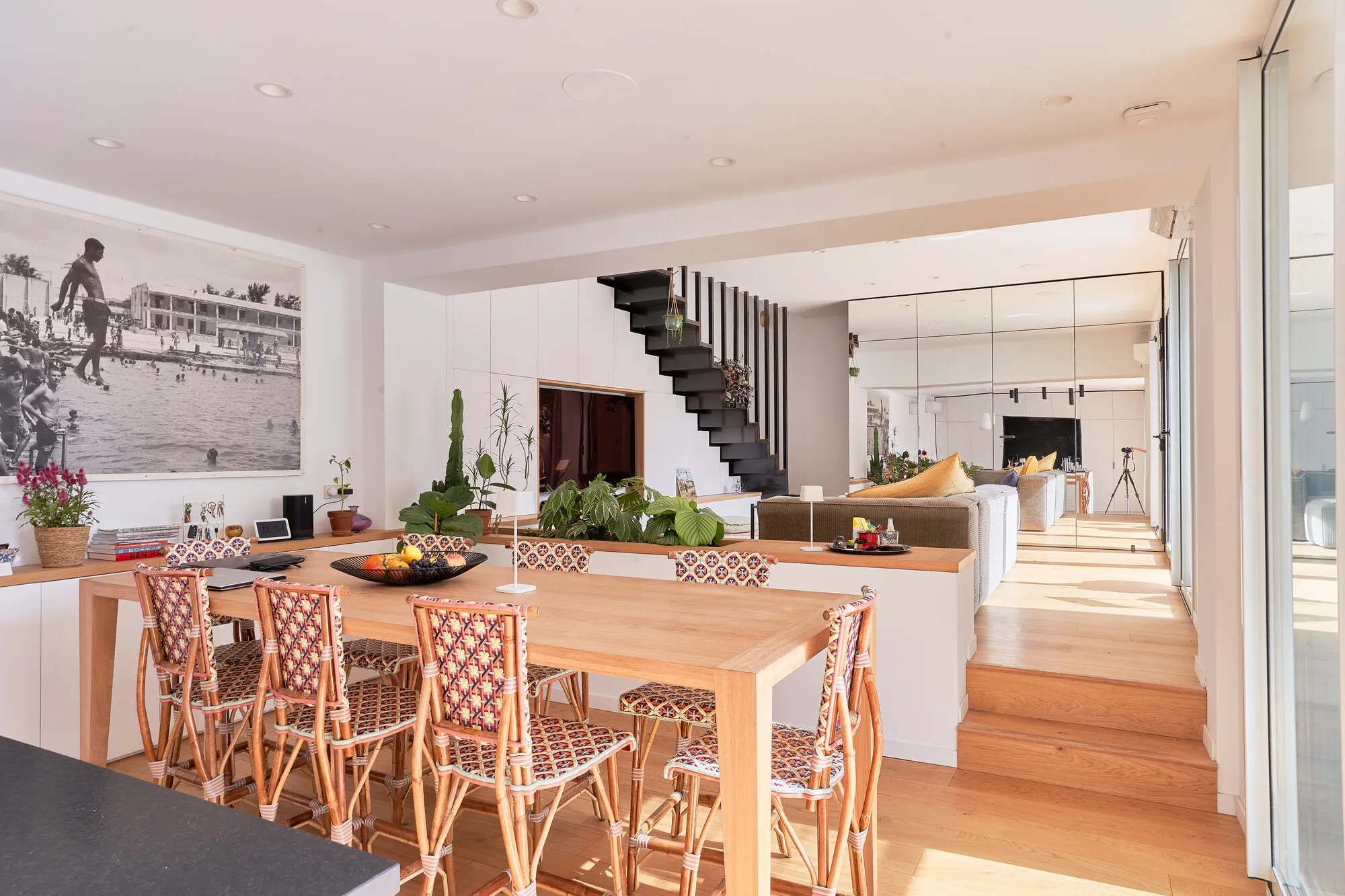 Maison rénovée à Endoume, Marseille : séjour, salle à manger et escalier métallique