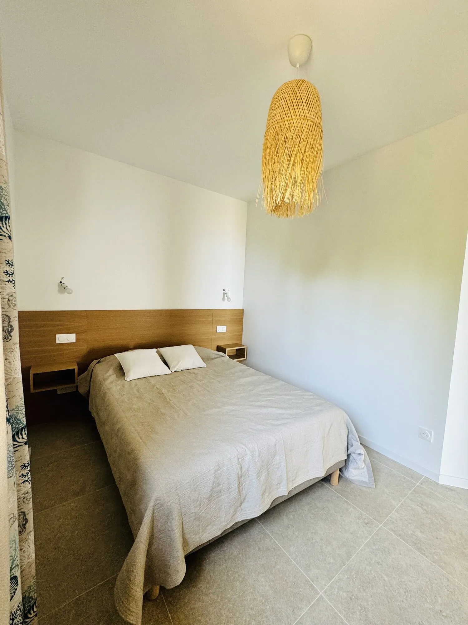 Chambre avec tête de lit en bois