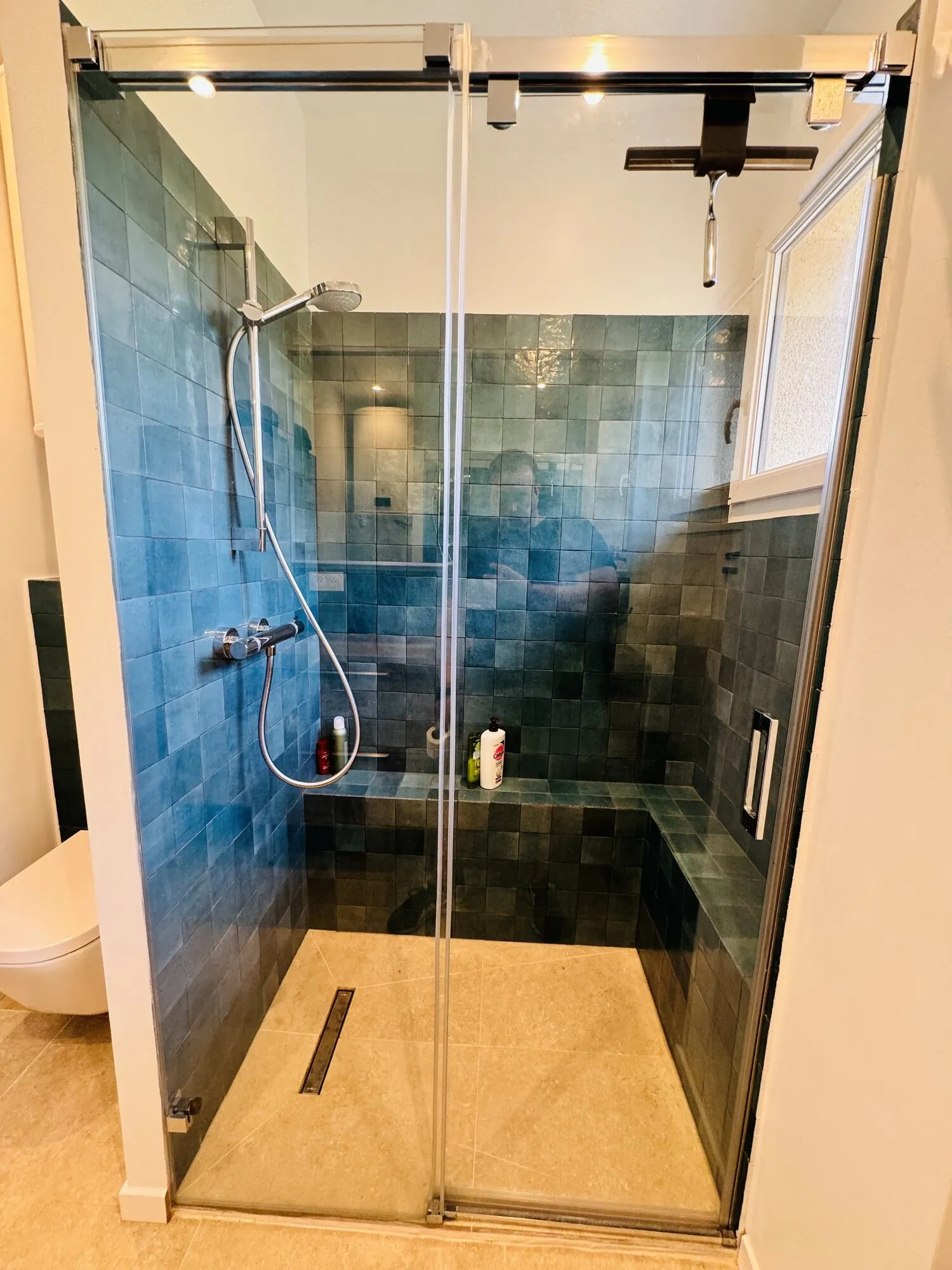 Douche à l’italienne en zellige bleu avec paroi vitrée