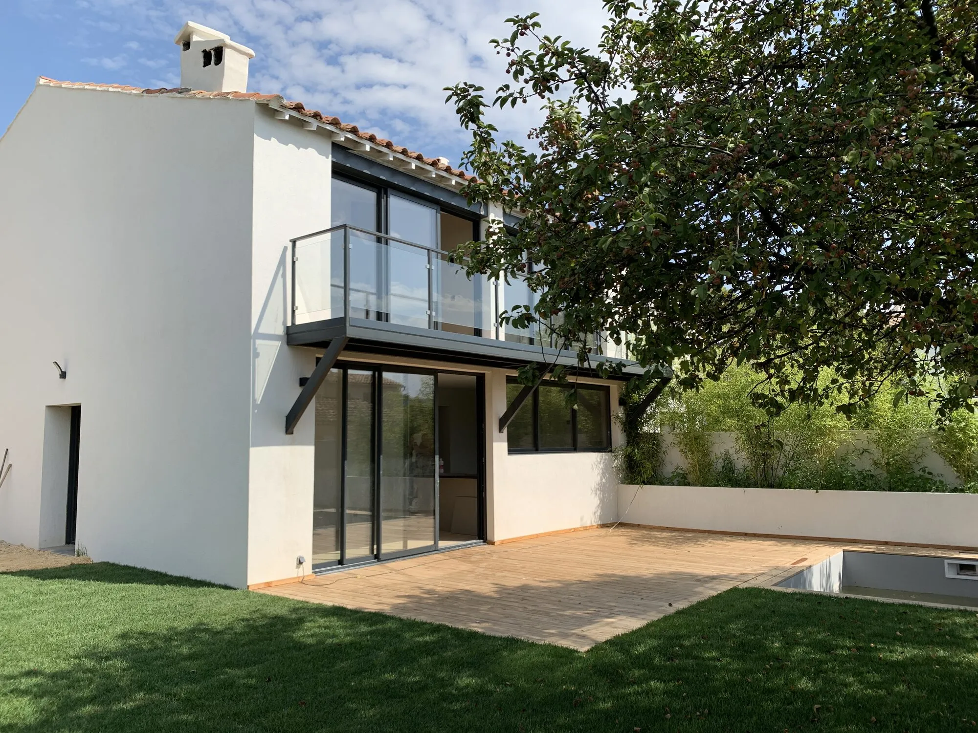 Villa rénovée avec balcon vitré, baies et pelouse
