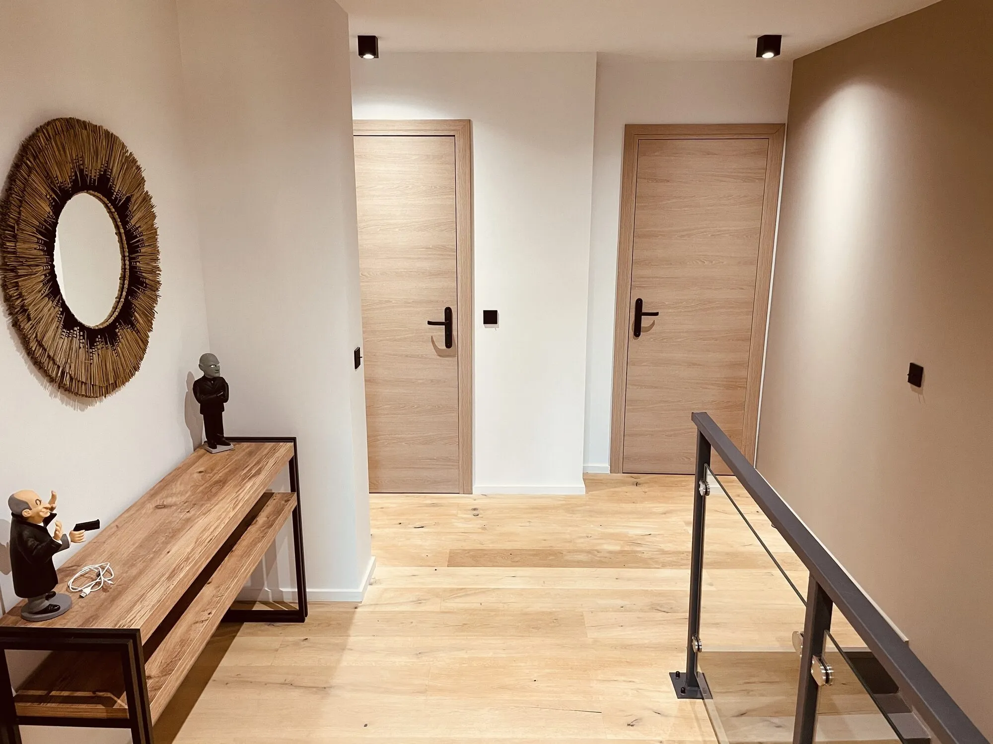Palier de l’étage avec parquet, portes bois et garde-corps