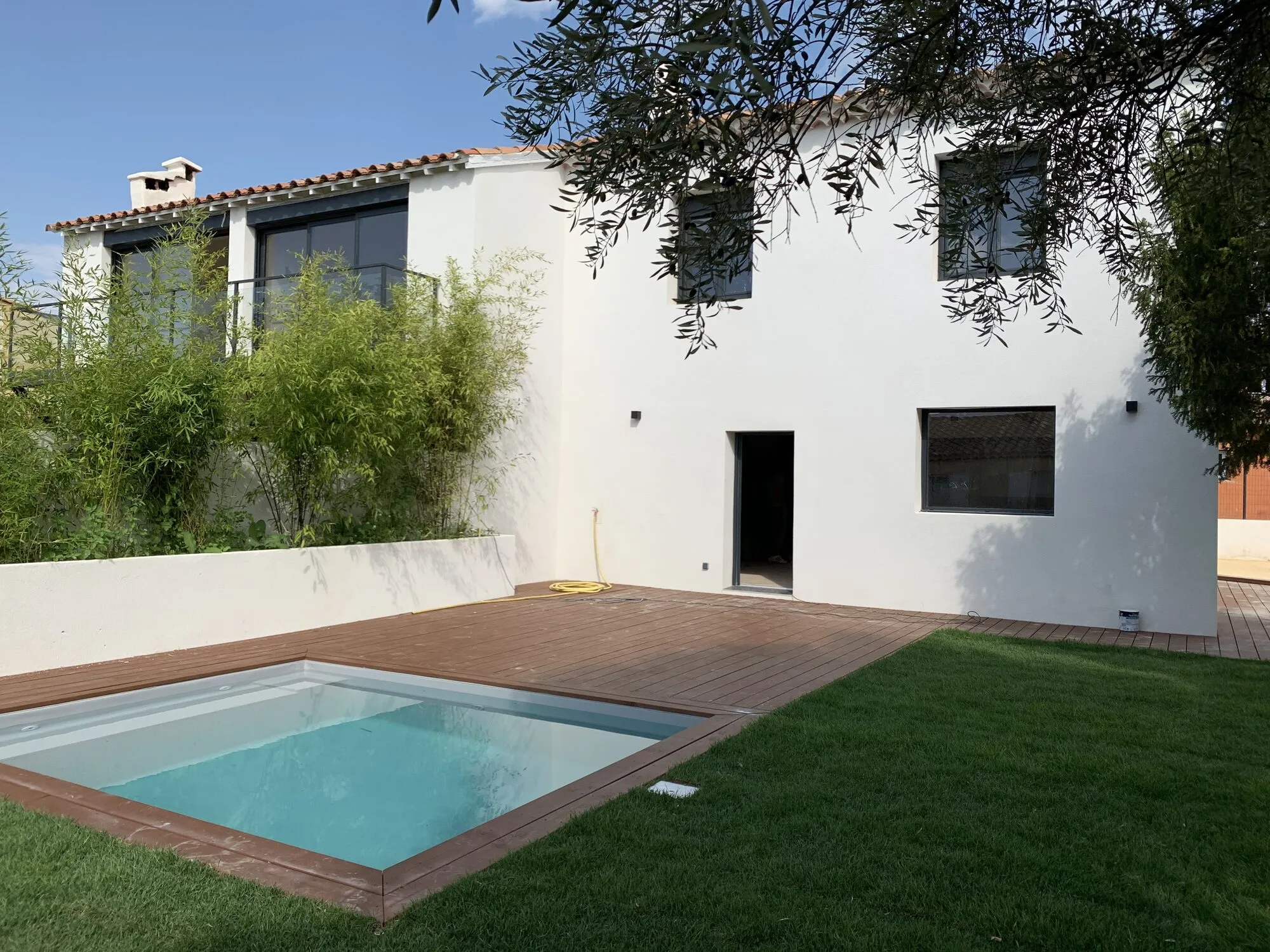 Villa rénovée à Saint-Cyr-sur-Mer : façade blanche, piscine et terrasse bois