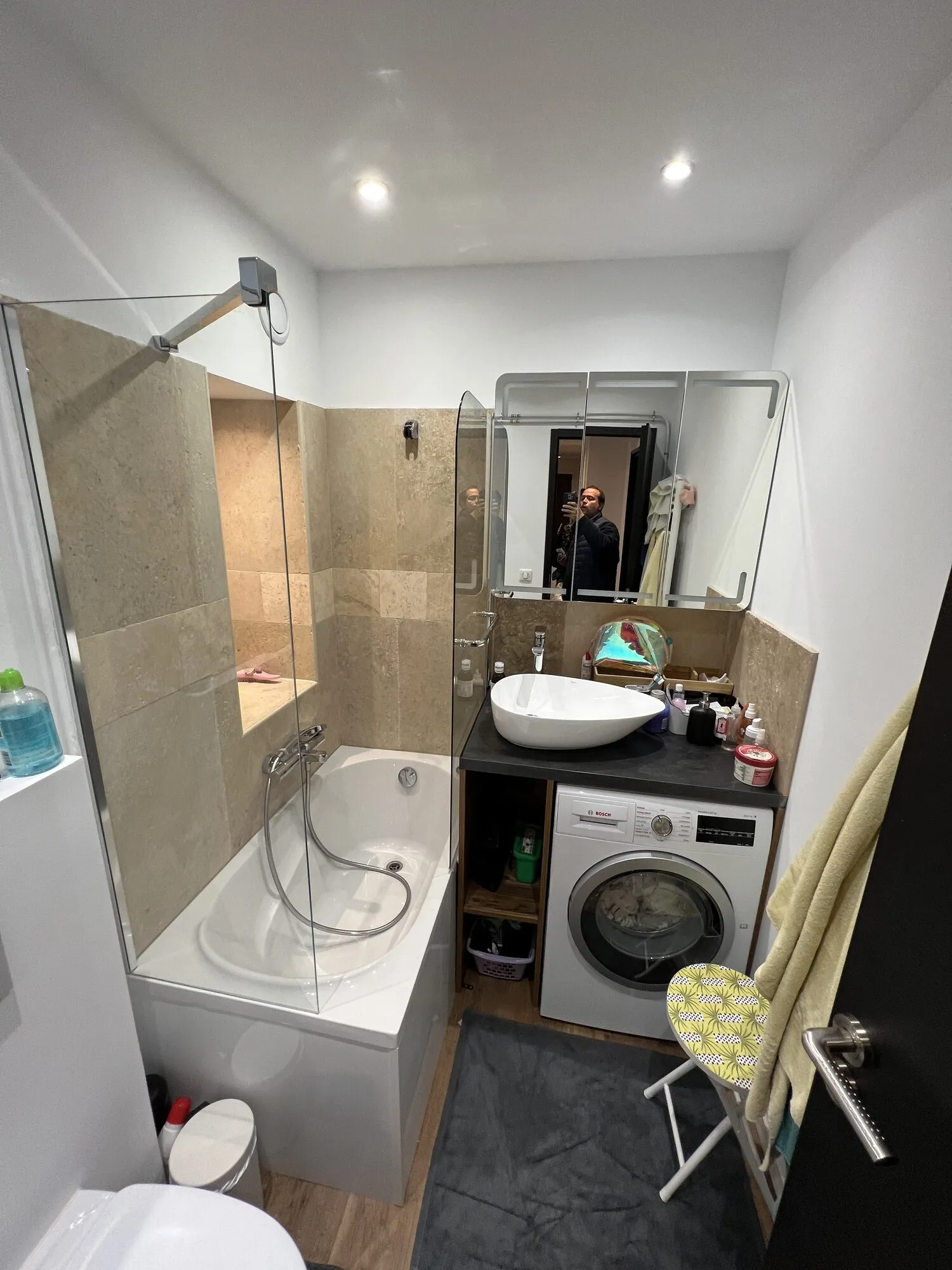 Salle de bains rénovée avec baignoire et vasque posée