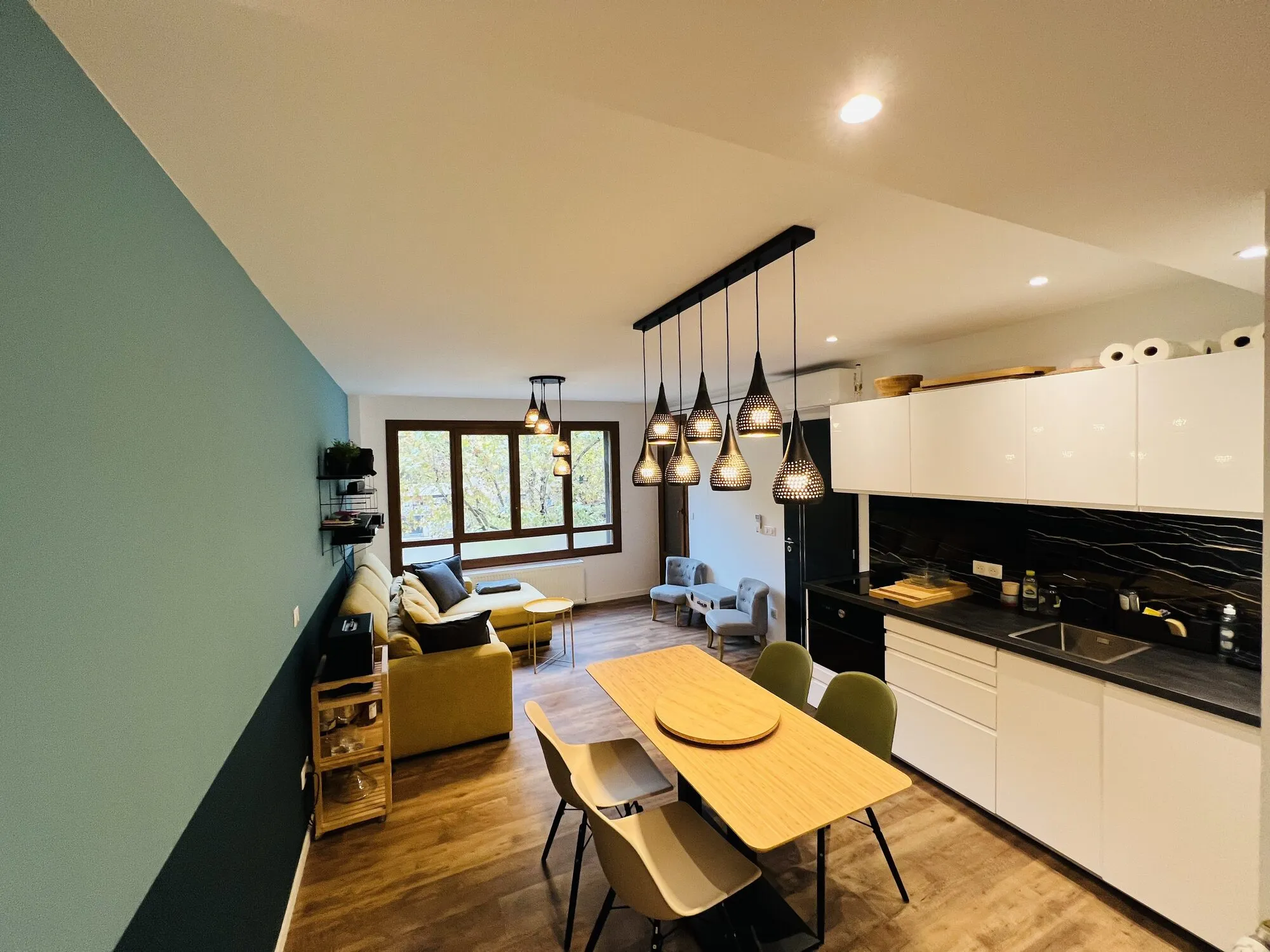 Appartement rénové à Aix-en-Provence : séjour, cuisine ouverte et suspensions