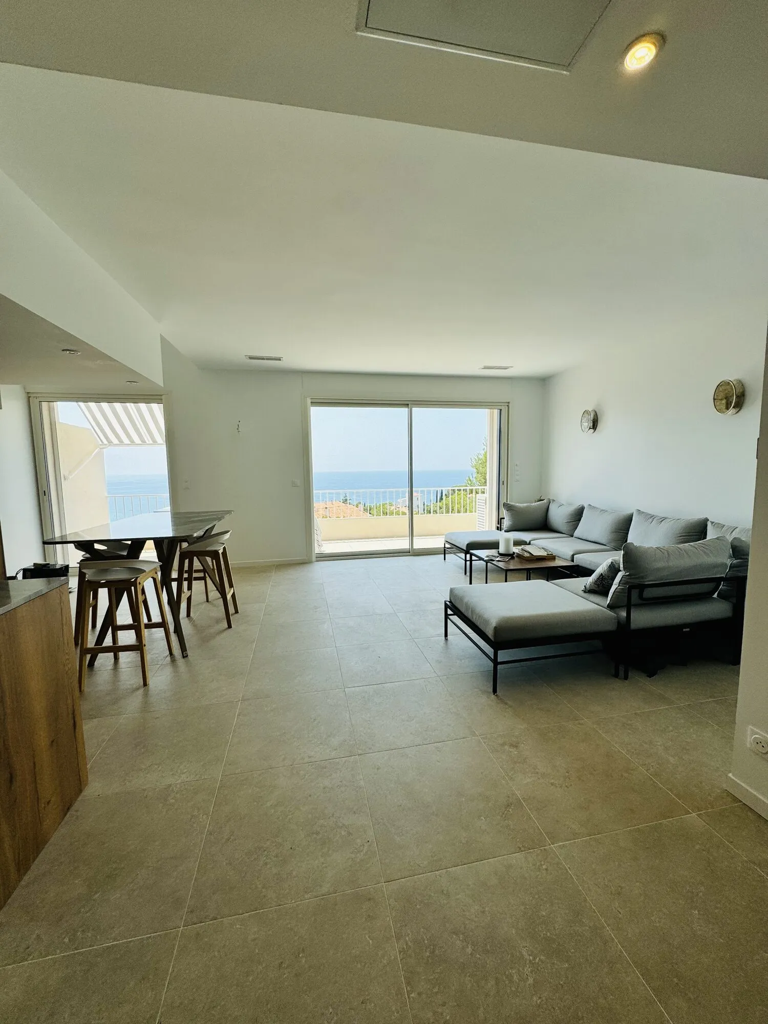 Appartement rénové à Cassis : séjour lumineux ouvert sur la mer