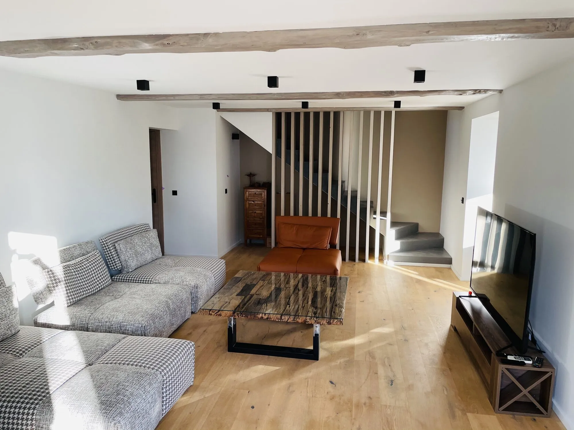 Séjour rénové avec parquet chêne et escalier à claustra