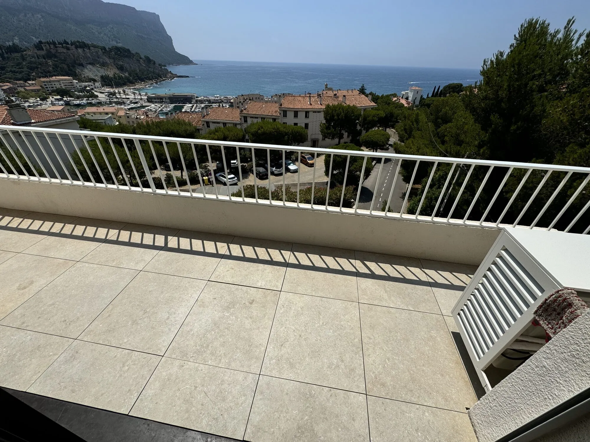 Terrasse avec vue sur le port de Cassis et le Cap Canaille