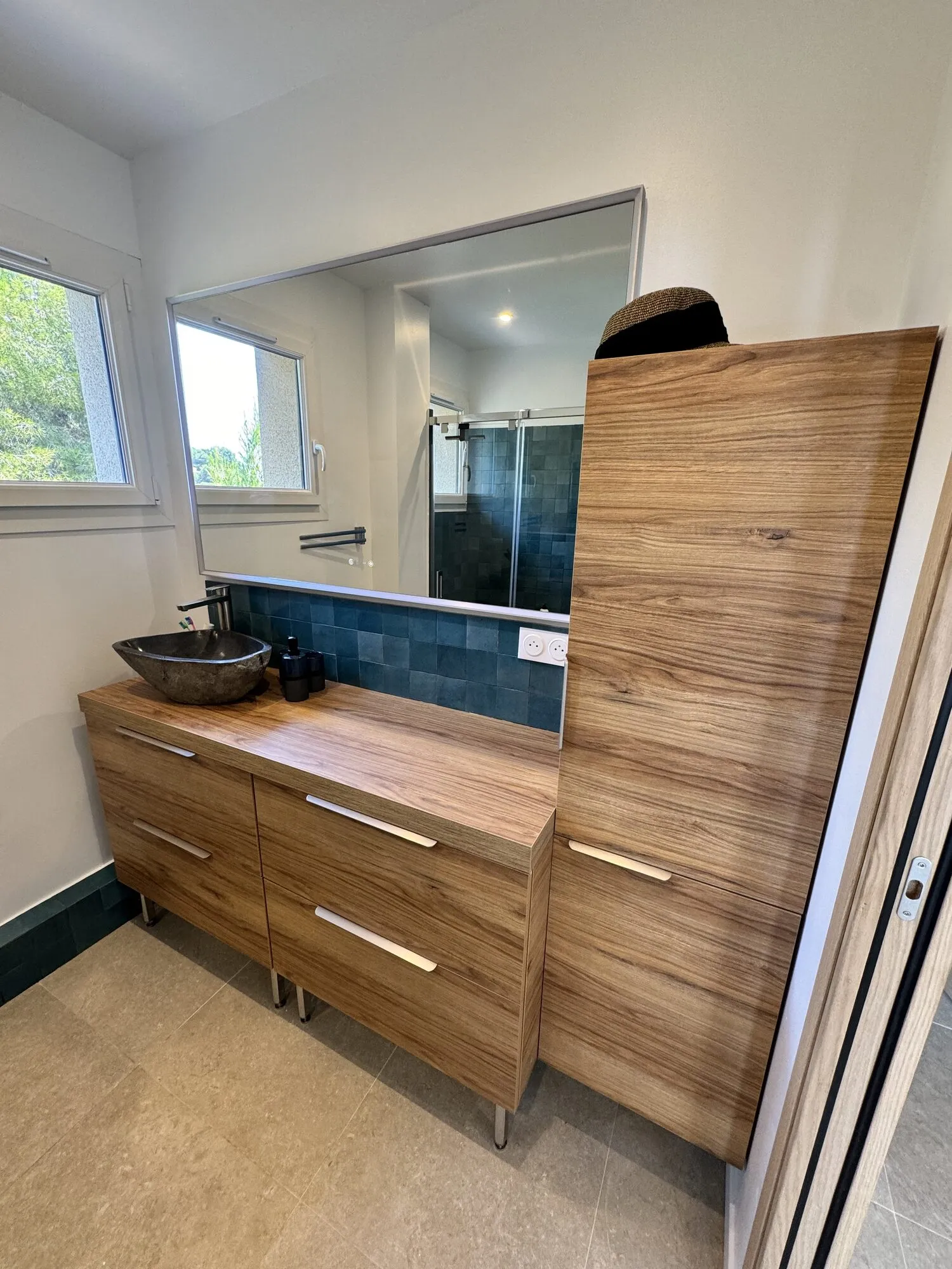 Meuble vasque en bois et miroir dans la salle de bains