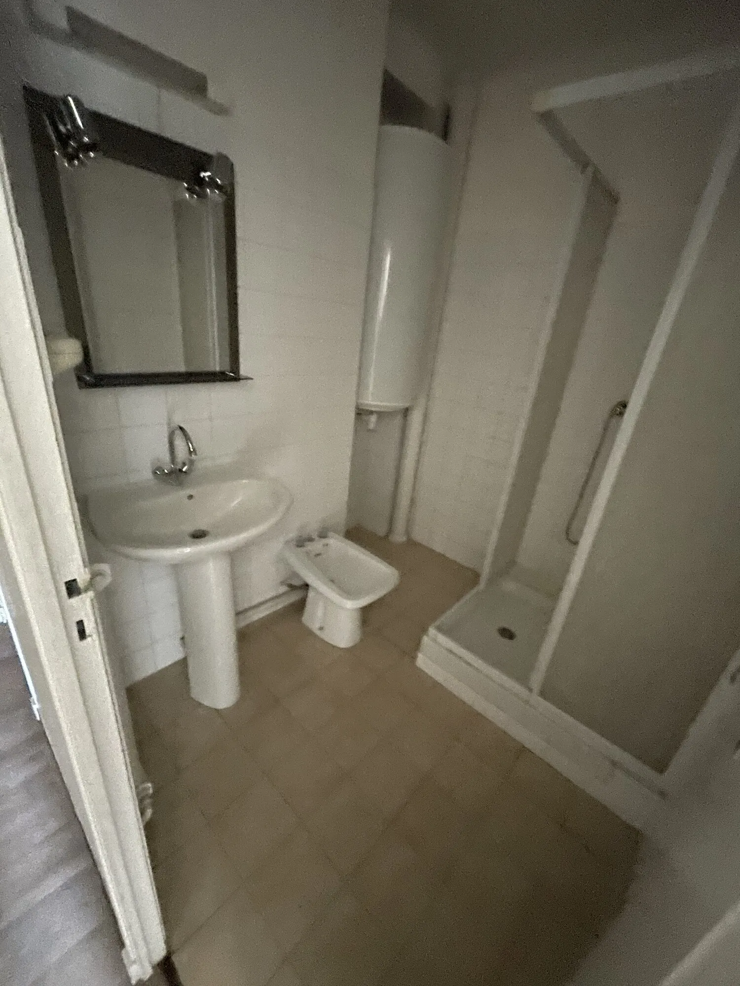 Ancienne salle de bains avec bidet et douche