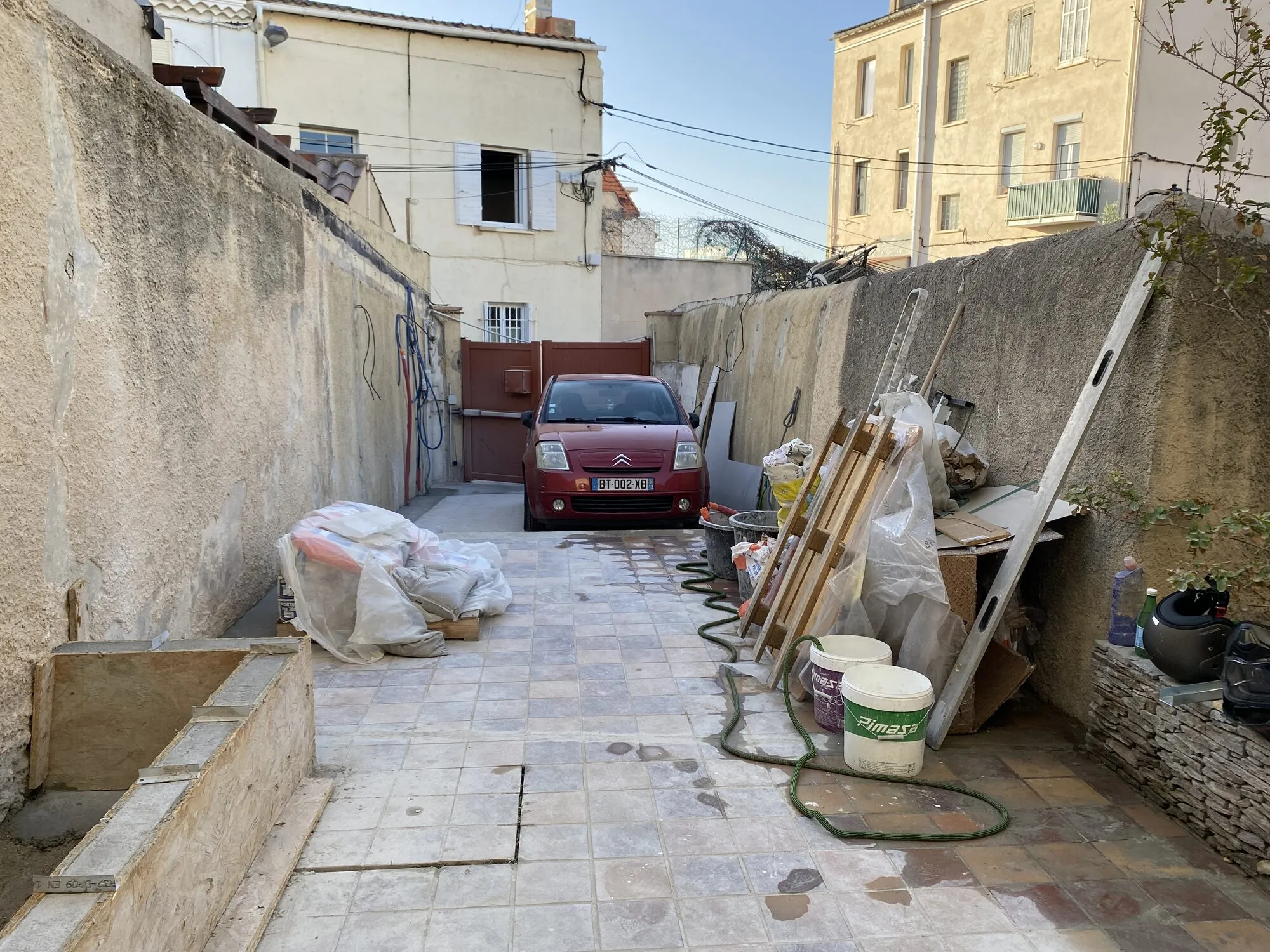 Cour de la maison pendant les travaux de façade