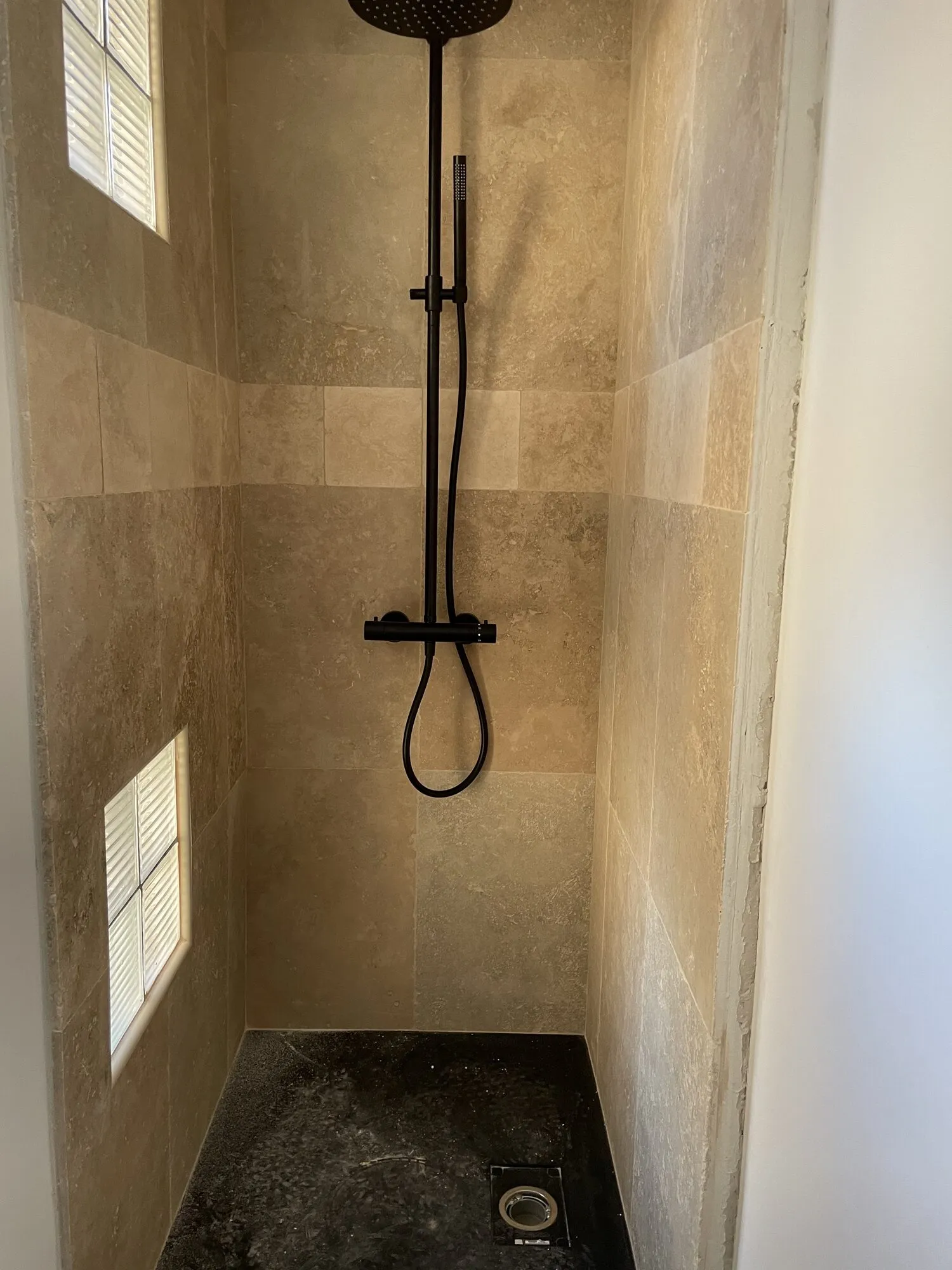 Douche en travertin en cours de finition