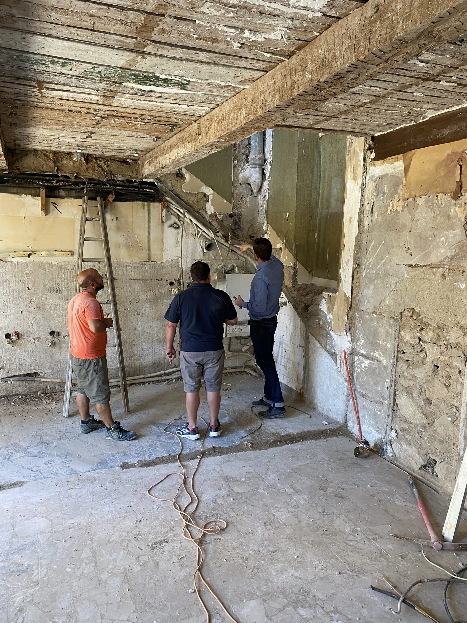 L’équipe sur le chantier, structure mise à nu