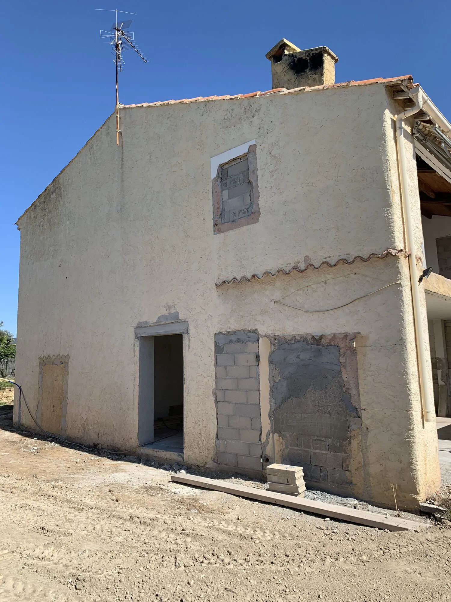 Façade en cours de restructuration, ouvertures reprises