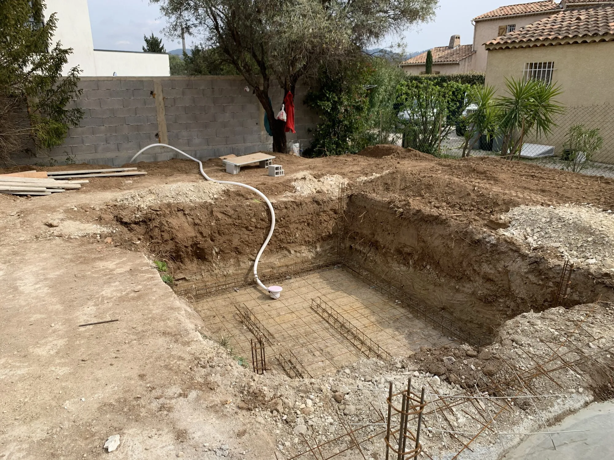 Terrassement et ferraillage du bassin de la piscine