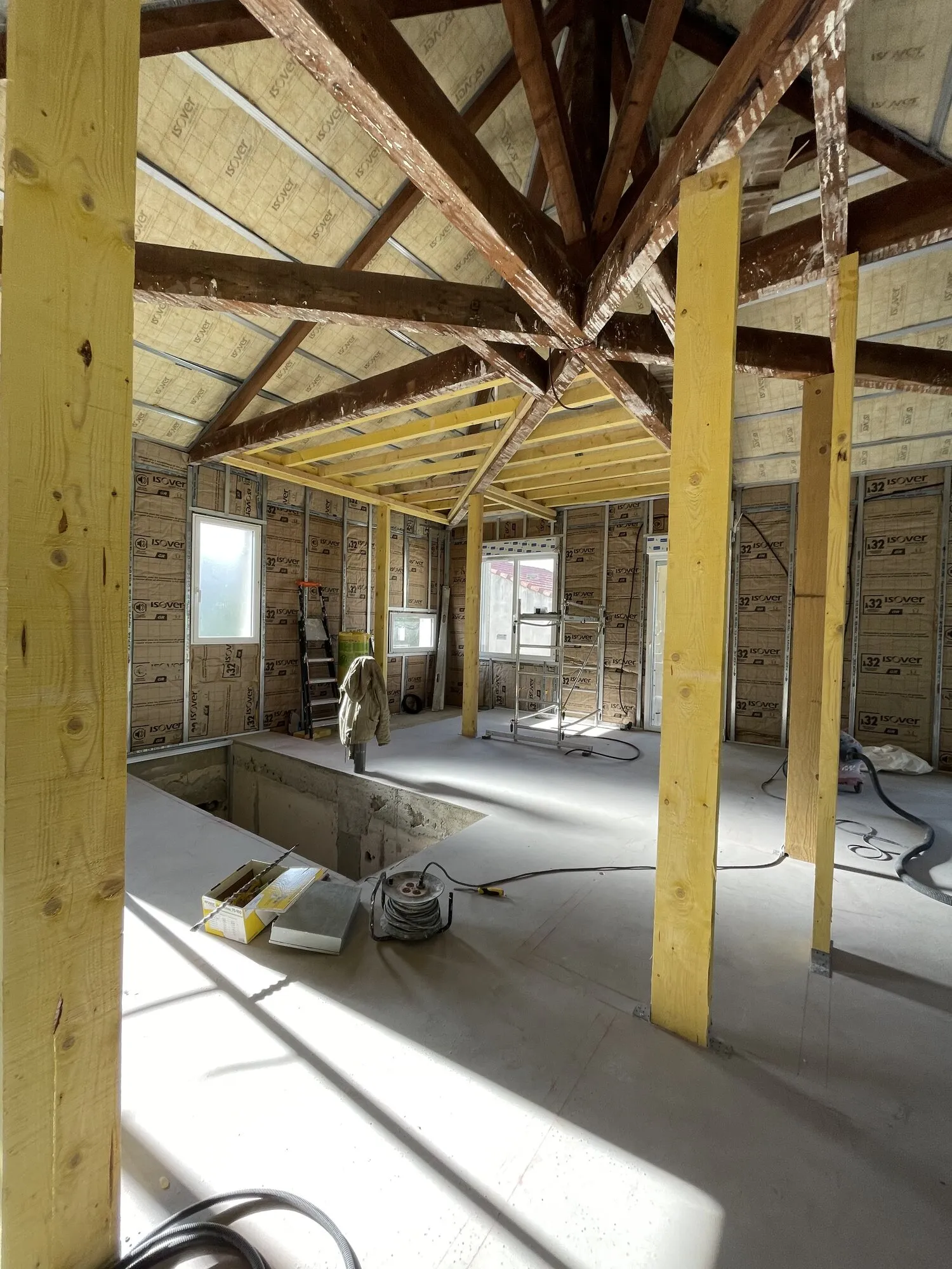Charpente renforcée par l'équipe pendant un chantier de rénovation