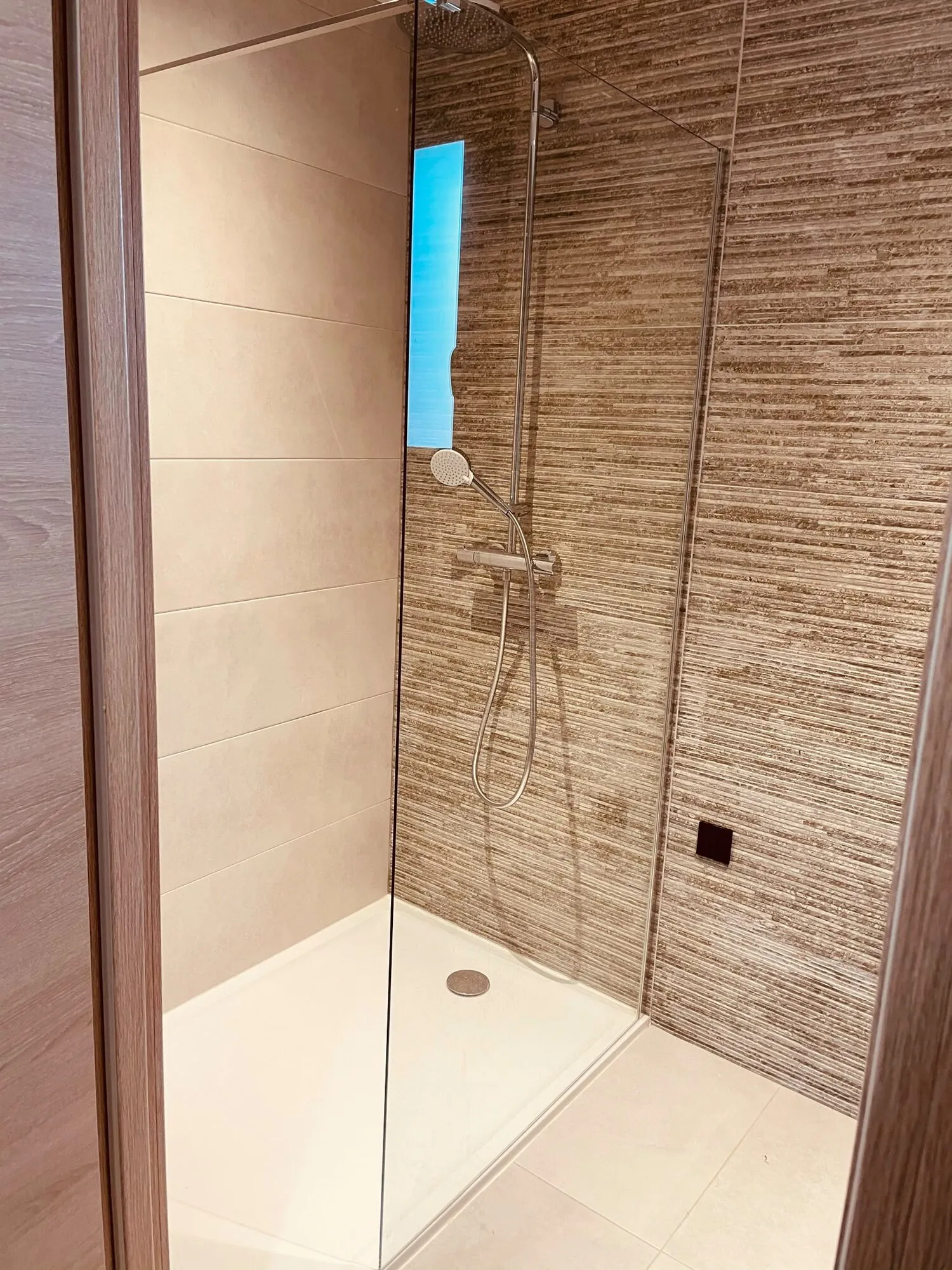 Douche à l'italienne avec faïence effet bois
