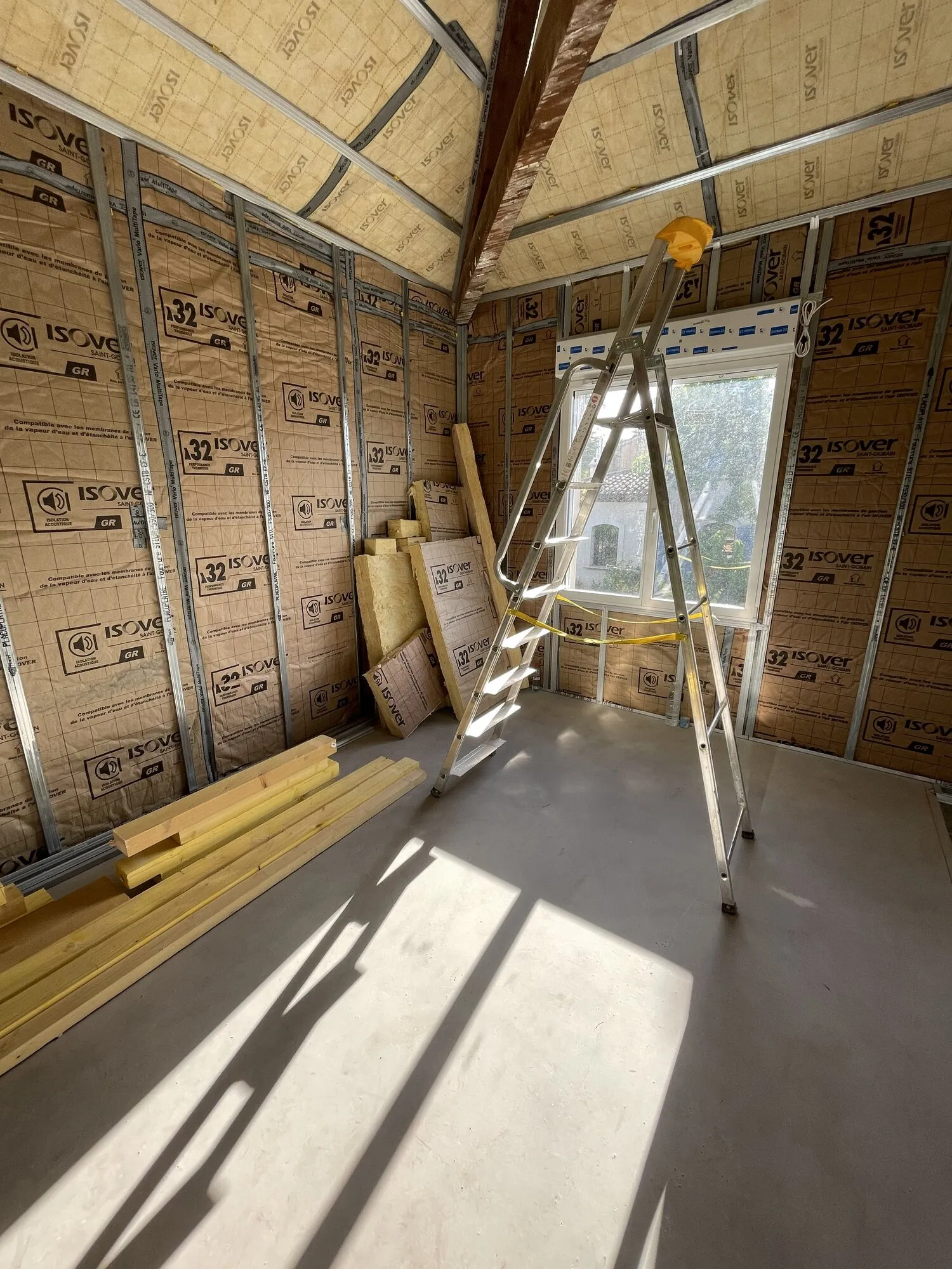 Chantier en cours : ossature et isolation posées par l'équipe