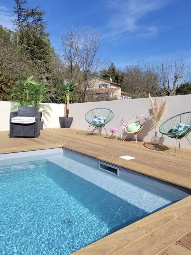 Piscine maçonnée bordée d’une terrasse en bois