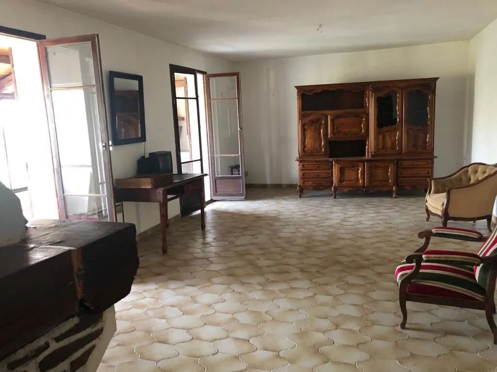 Salon ancien avec tomettes et mobilier rustique, avant travaux
