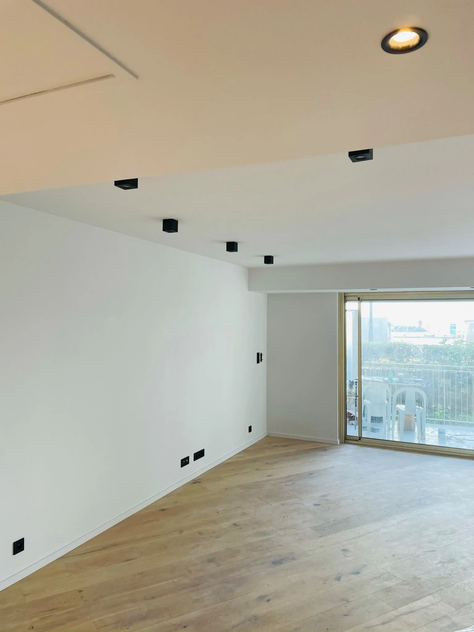 Séjour rénové avec spots encastrés et parquet clair