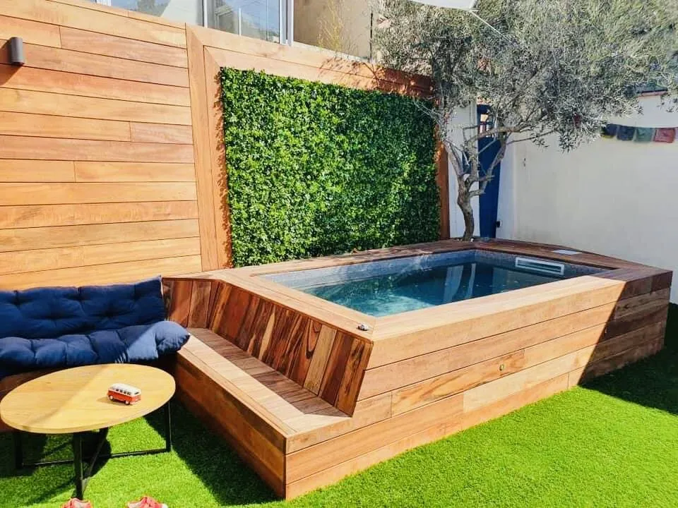 Spa habillé de bois sur une terrasse